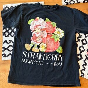 Strawberry Shortcake x Isaac Morris Hot Topic graphic tee shirt size small S